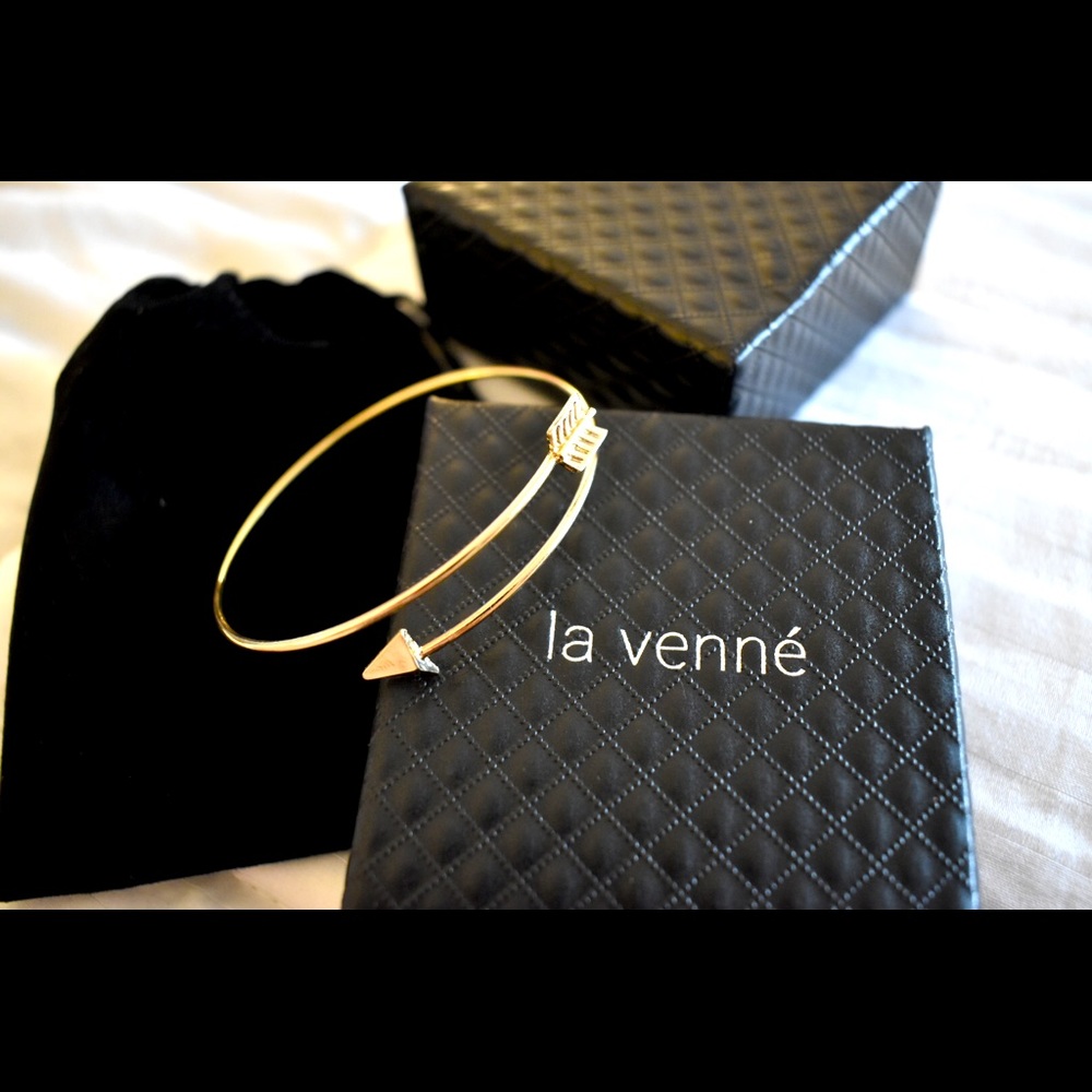 LeVenne Gold Arrow Bracelet
